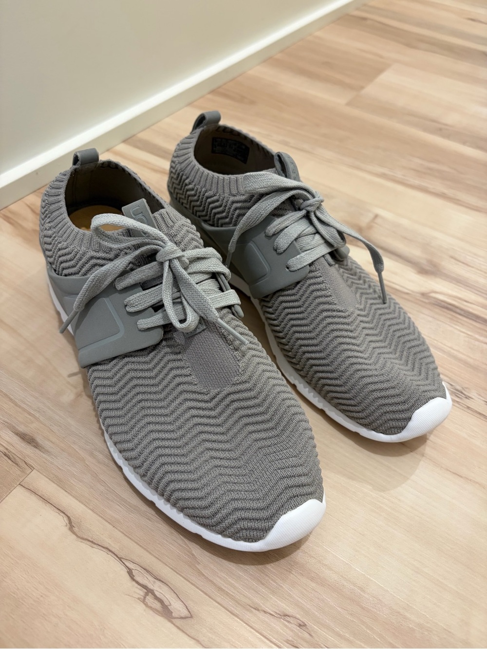 UGG Willows Gray Knit Treadlite Lace-Up Sneakers Women’s Size 9